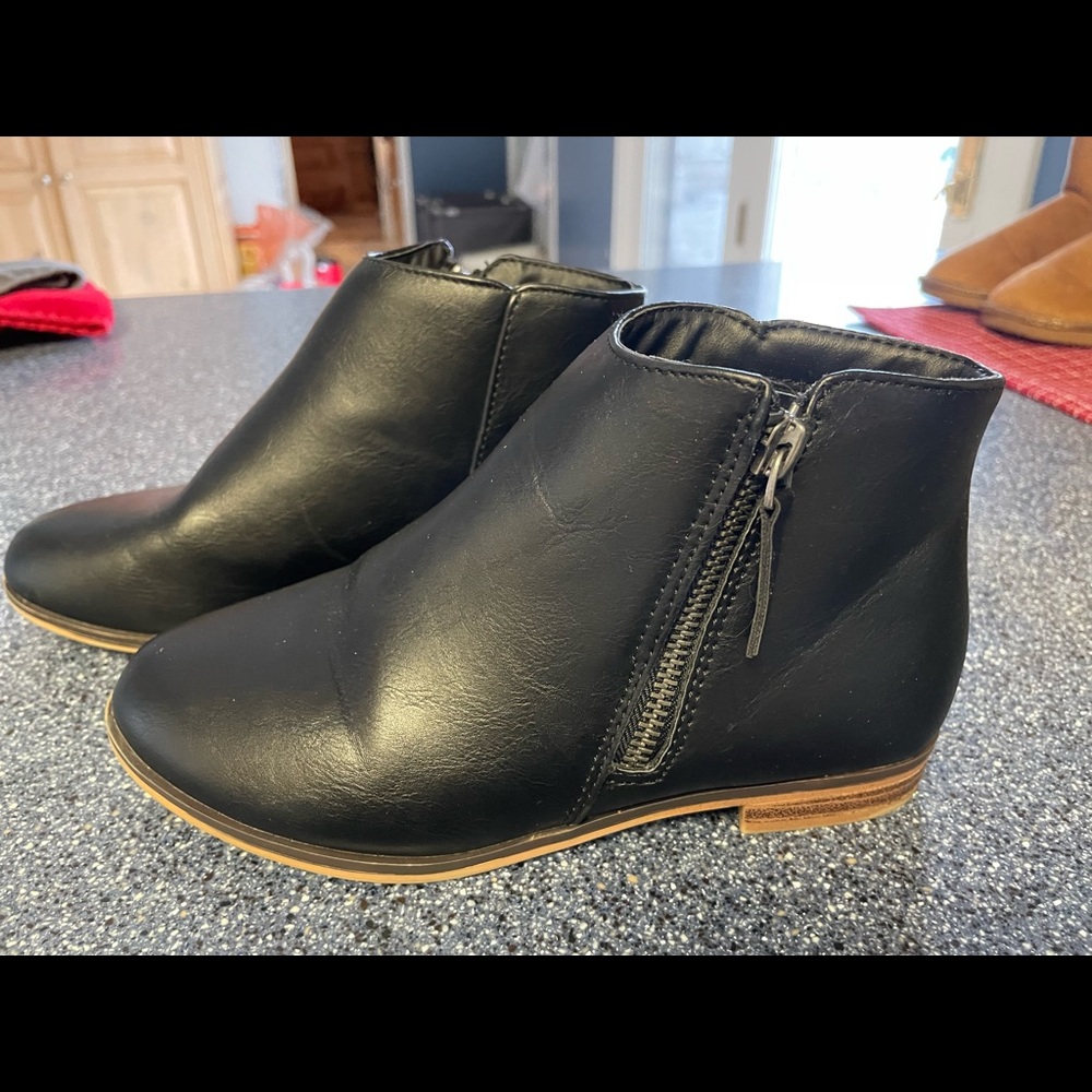 Girls Cat & Jack size 2 short black boots. Like new